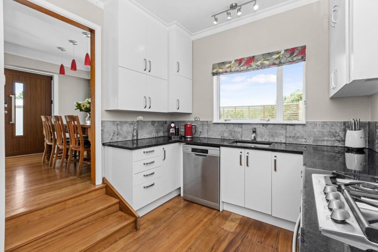 Live Large In The Village Havelock North Eksteriør bilde